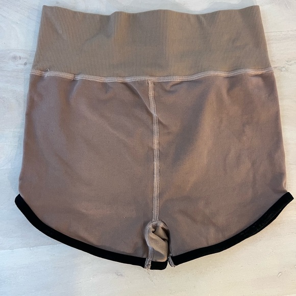 Women’s FREE PEOPLE Brown Tan Dip It High Waisted Shorts S/M - Picture 2 of 3